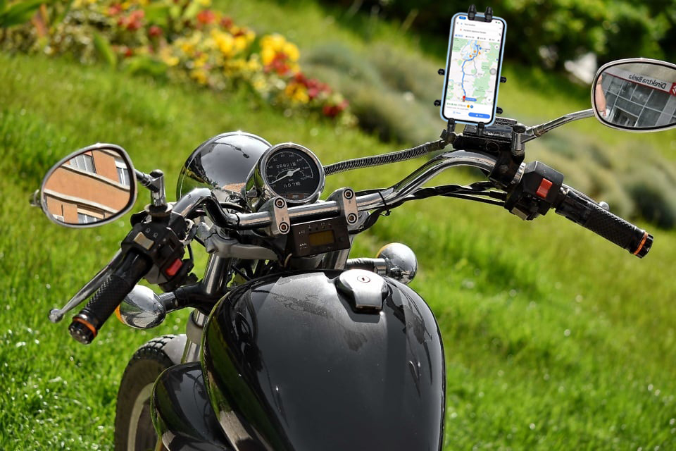 Knmaster TT-800V Titreşim Engelleyici Motosikletlerin Fren Hidrolik Kapağına Uyumlu Telefon Tutucu