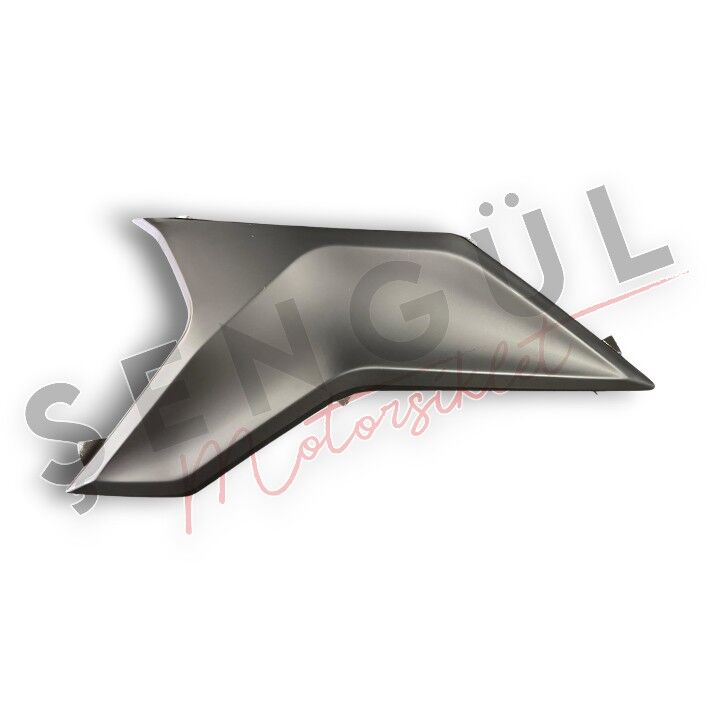 YUKİ HAMMER 125 AKÜ KAPAK PLASTİGİ YAN SAĞ