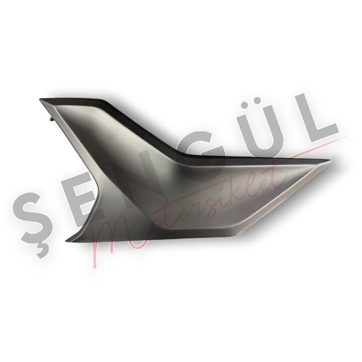 YUKİ HAMMER 125 AKÜ KAPAK PLASTİGİ YAN SOL